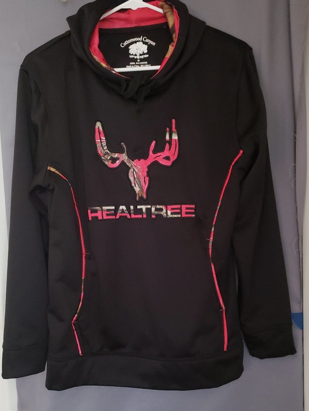 Realtree Deer Hoodie size med long sleeved. CottonWood Canyon 100% Polyester